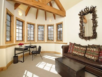 A luxury Ski Retreat with Five Bedrooms and a Great Interior